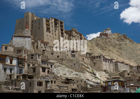 Leh Palace che sovrasta la città vecchia, con il Namgyal Tsemo Gompa dietro, Leh, (Ladakh) Jammu e Kashmir India Foto Stock