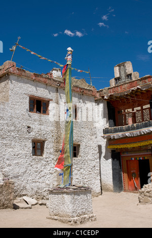 Preghiera bandiera pole al di fuori di Chenrezi Lhakhang, Leh, (Ladakh) Jammu e Kashmir India Foto Stock