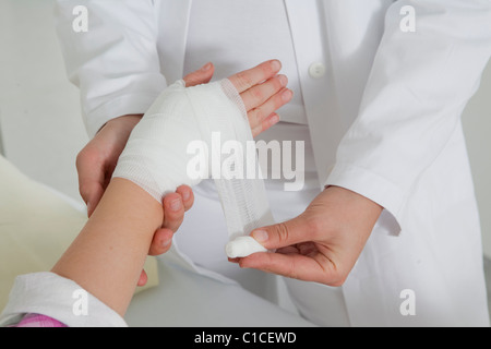 Chiudere l'infermiera applicando una medicazione Foto Stock