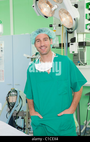 Medico con lo scrubbing, sorridente Foto Stock