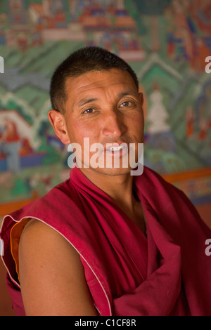 Monaco presso il monastero di Rizong, con dipinti del tempio dietro, (Ladakh) Jammu e Kashmir India Foto Stock