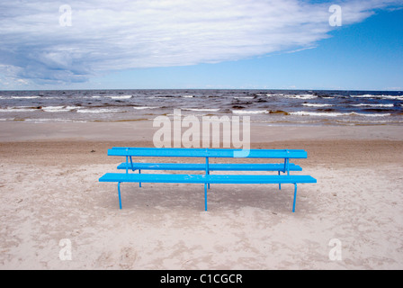 Banco di blu sulla spiaggia di sabbia vicino al mare. Foto Stock