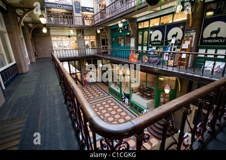 Negozi indipendenti in Byram Arcade shopping center Huddersfield Foto Stock