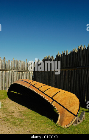 Un nord canoa memorizzato sul suo lato al Grand Portage monumento nazionale. Grand Portage, Minnesota, Stati Uniti d'America. Foto Stock