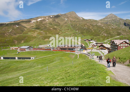 Di scena a Kleine Scheidegg nelle alpi svizzere, con la Lauberhorn e picco Tschuggen dietro Foto Stock