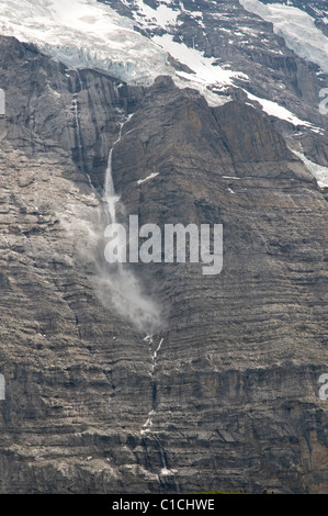 Enormi blocchi di ghiaccio che cadono dal Giesengletscher nell Oberland bernese Foto Stock