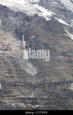 Enormi blocchi di ghiaccio che cadono dal Giesengletscher nell Oberland bernese Foto Stock