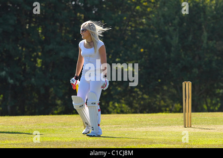 La donna nei primi anni venti a giocare a cricket per divertimento. A piedi dopo essere stato fuori. Foto Stock