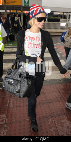 Paris Hilton e Doug Reinhardt che arrivano all'aeroporto. Parigi è stata indossando un britannica union jack hat e siamo arrivati con un 'Parigi Foto Stock