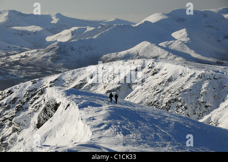 Walkers sulla coperta di neve Blencathra in inverno nel Lake District inglese Foto Stock