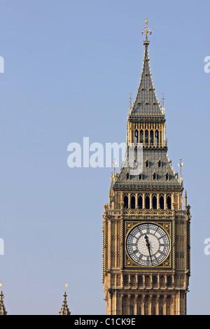 Una vista di una parte del Big Ben in una giornata di sole Foto Stock