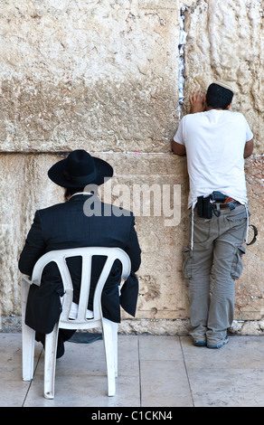 Israele, Gerusalemme, ebraica fedeli nella preghiera presso il Muro occidentale Foto Stock