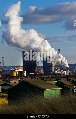 Diversi teloni hanno coperto le capanne dei pescatori con camini; cento cabine della “South Gare Fisherman’s Association”. Capannoni multipli con porte e finestre Foto Stock