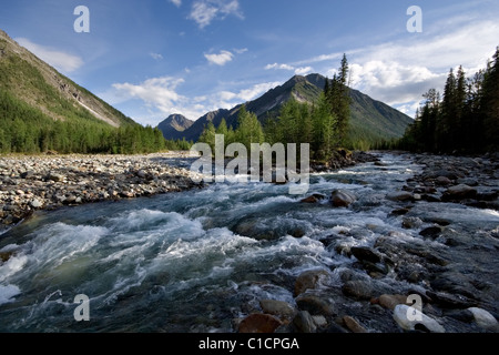 La natura del paesaggio. Flusso di fiume di montagna Shumak. La Siberia. Oriente Sayan montagne. Repubblica dei Buriati. La Russia. Foto Stock