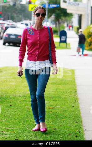 Nicky Hilton in un rosso cardigan con un pavone feather motif e corrispondenza di scarpe piatte, passeggiate per la sua auto in Beverly Hills Los Foto Stock