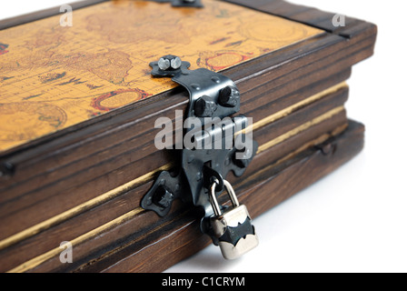 La vecchia scatola di legno con raccordi di metallo Foto Stock