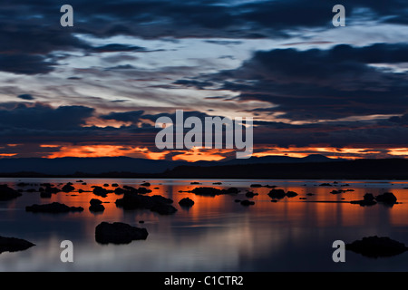 Calma le acque del lago Mono riflettono la luce all'alba, Lee Vining, California, Stati Uniti d'America. Foto Stock