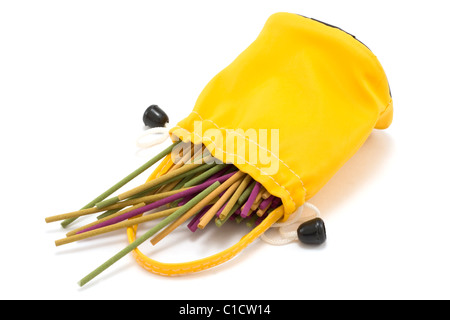 Giallo pervaso sac stick aromatico su sfondo bianco Foto Stock