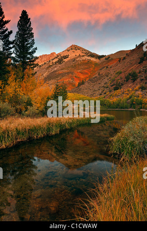 Alba tonalità luce una nuvola al di sopra dei 14.000 piedi picchi dietro North Lake nel Vescovo Canyon, California, USA. Foto Stock