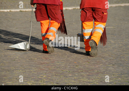 Pulitori di strada camminando sulla strada a roma italia Foto Stock