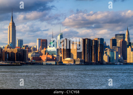 Midtown skyline di Manhattan con l' Empire State Building e il Chrysler Building in un nebbioso inverno di pomeriggio Foto Stock