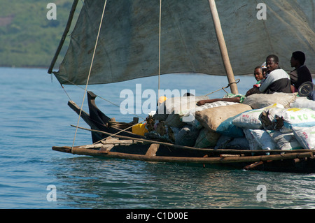 Madagascar, Oceano Indiano al largo dell'isola di Nosy Be. Locale tipico malgascio vela canoa outrigger. Foto Stock