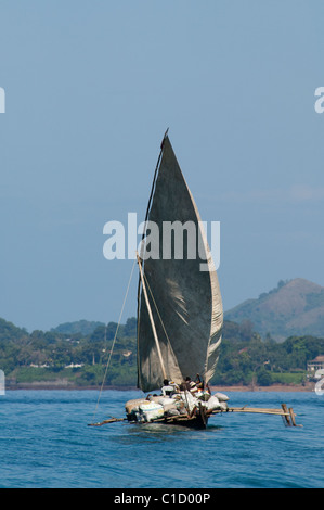 Madagascar, Oceano Indiano al largo dell'isola di Nosy Be. Tipica Locale vela malgascio outrigger. Foto Stock