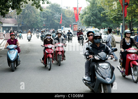 L interminabile flusso di moto per le strade di Hanoi, Vietnam Foto Stock