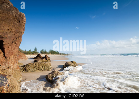 Australian seascape con fragore onda in primo piano e cliffface accanto (miami beach,Qld, Australia) Foto Stock
