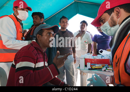 Le cure mediche per i profughi in Shousha Refugee Camp Ben Gardane, Tunisia Foto Stock