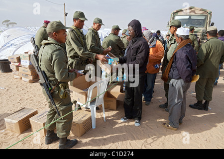 Esercito tunisino fornendo i rifugiati con cibo, Ben Gardane, Tunisia Foto Stock