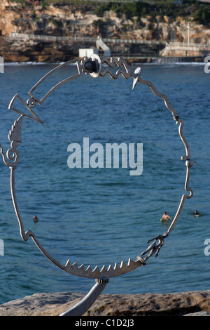 Una delle molte esposizioni immesso nel 'Sculpture dal mare" mostra che si svolge annualmente lungo la spiaggia di Bondi, Sydney, NSW Foto Stock