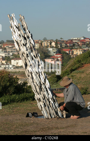 Una delle molte esposizioni immesso nel 'Sculpture dal mare" mostra che si svolge annualmente lungo la spiaggia di Bondi, Sydney, NSW, Australi Foto Stock