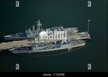 Vista aerea al di sopra di due marina degli Stati Uniti cacciatorpediniere ormeggiato a San Diego in California Foto Stock