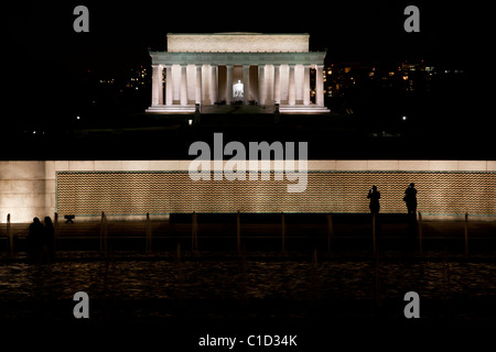 Il Memoriale della Seconda Guerra Mondiale in primo piano con il Lincoln Memorial in background, presso il National Mall di Washington, D.C. Foto Stock