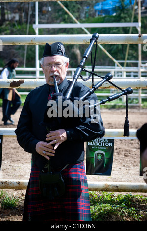 Un membro della polizia di Ripon pipe band al Sonora California Celtic Faire Foto Stock