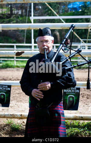 Un membro della polizia di Ripon pipe band al Sonora California Celtic Faire Foto Stock