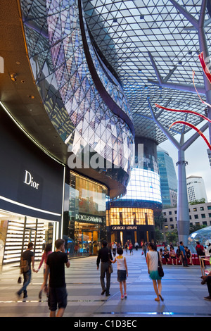 ION Orchard Mall, nel quartiere dello shopping di Orchard Road, Singapore Foto Stock