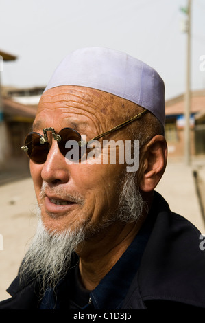 Un Hui uomo musulmane di indossare occhiali da sole cool. Foto Stock