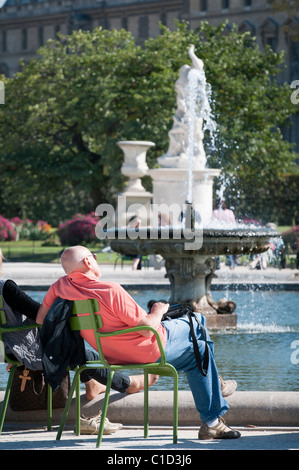 Uomo relax nel Jardin des Tuileries, Parigi, Francia. Foto Stock