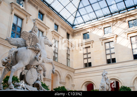 La open-air scultura cortile del Cour Marly al Louvre di Parigi, Francia. Foto Stock