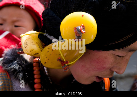 Un colorato donna tibetana nelle regioni del Tibet orientale ( ) del Sichuan. Foto Stock