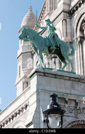 Statua equestre di Giovanna d'arco sopra l'ingresso principale del Sacre Coeur, Parigi, Francia Foto Stock