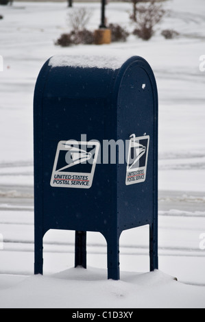 Una coperta di neve US Postal Service nella cassetta postale di Atlanta, Georgia. La foto è stata scattata durante il Atlanta tempeste di neve del 2011. Foto Stock
