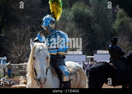 Un cavaliere in preparazione per la battaglia a giostre contest di Sonora California Celtic Faire Foto Stock