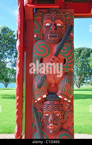 Le sculture Maori, Hobson's Beach, Waitangi Treaty Massa, Waitangi, Baia delle Isole, Northland e North Island, Nuova Zelanda Foto Stock