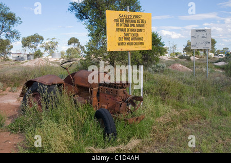 Segnale di avvertimento del pericolo di scavare casualmente nella miniera di opel a Lightning Ridge, nell'estremo ovest del nuovo Galles del Sud, Australia Foto Stock