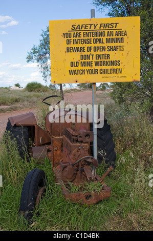 Segnale di avvertimento del pericolo di scavare casualmente nella miniera di opel a Lightning Ridge, nell'estremo ovest del nuovo Galles del Sud, Australia Foto Stock