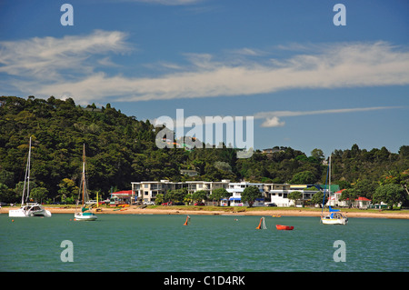 Lungomare spiaggia, Paihia, Bay of Islands, regione di Northland, Isola del nord, Nuova Zelanda Foto Stock