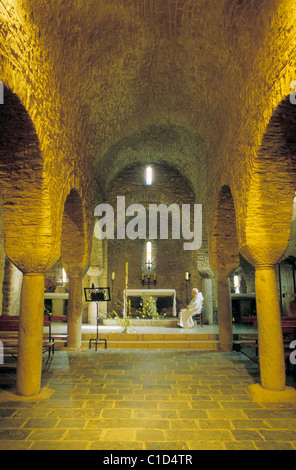 Sacerdote, Abbazia, chiostro, ST. MARTIN-DU-CANIGOU, LANGUEDOC-ROUSSILLON, Francia Foto Stock